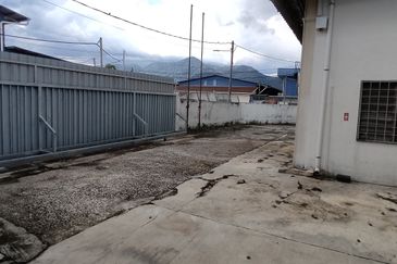 Industrial factory for sale (corner unit), land size12,000 sf with built-up about 8,000 sf, very good location, near Jalan Malim andto Aeon Big