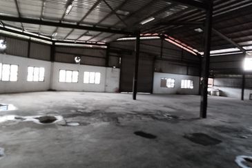 Industrial factory for sale (corner unit), land size12,000 sf with built-up about 8,000 sf, very good location, near Jalan Malim andto Aeon Big