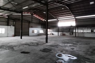Industrial factory for sale (corner unit), land size12,000 sf with built-up about 8,000 sf, very good location, near Jalan Malim andto Aeon Big