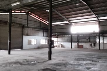 Industrial factory for sale (corner unit), land size12,000 sf with built-up about 8,000 sf, very good location, near Jalan Malim andto Aeon Big