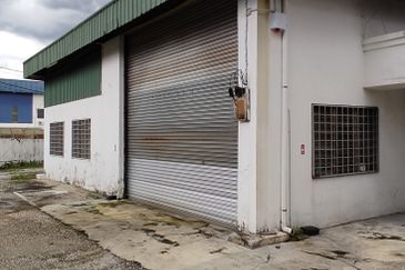 Industrial factory for sale (corner unit), land size12,000 sf with built-up about 8,000 sf, very good location, near Jalan Malim andto Aeon Big