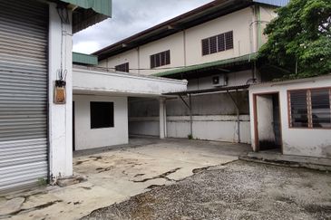 Industrial factory for sale (corner unit), land size12,000 sf with built-up about 8,000 sf, very good location, near Jalan Malim andto Aeon Big