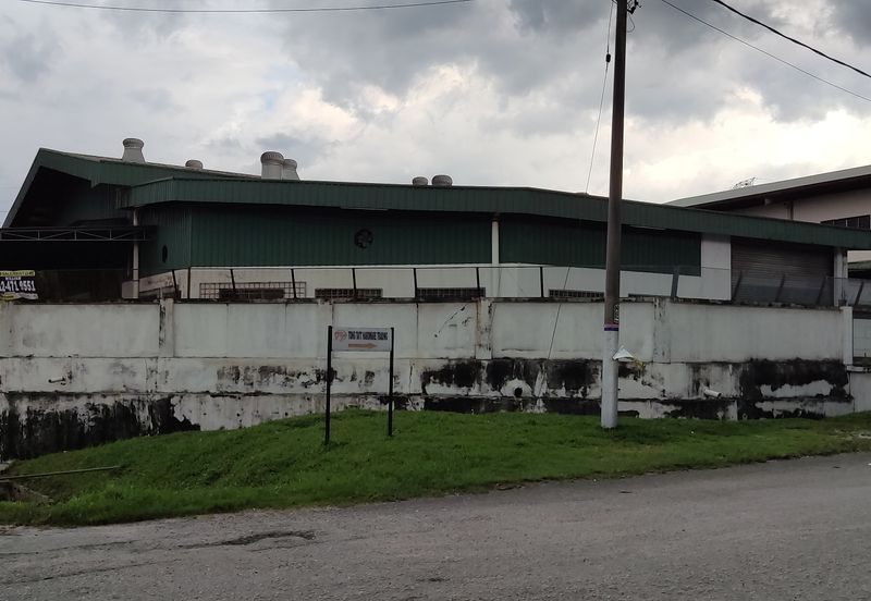 Industrial factory for sale (corner unit), land size12,000 sf with built-up about 8,000 sf, very good location, near Jalan Malim andto Aeon Big