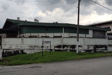 Industrial factory for sale (corner unit), land size12,000 sf with built-up about 8,000 sf, very good location, near Jalan Malim andto Aeon Big