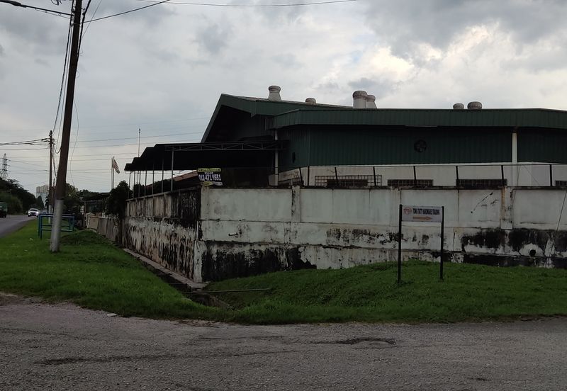 Industrial factory for sale (corner unit), land size12,000 sf with built-up about 8,000 sf, very good location, near Jalan Malim andto Aeon Big