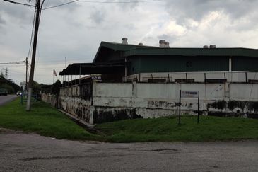 Industrial factory for sale (corner unit), land size12,000 sf with built-up about 8,000 sf, very good location, near Jalan Malim andto Aeon Big