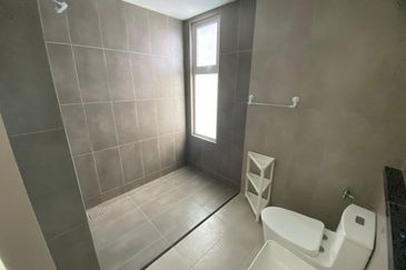 Lakefront Condominium | Emerald Hills @ Alam Damai