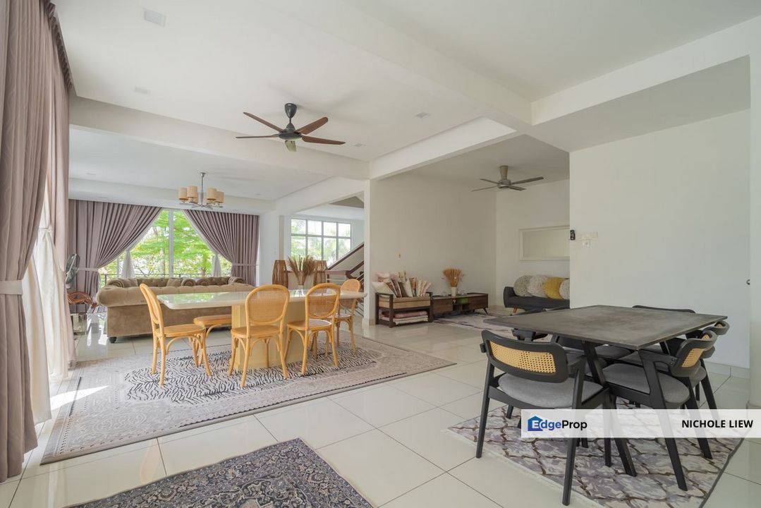 (FULLY RENOVATED) 2.5 STOREY SEMI-D @ SAUJANA VILLA, KAJANG, Selangor, Kajang