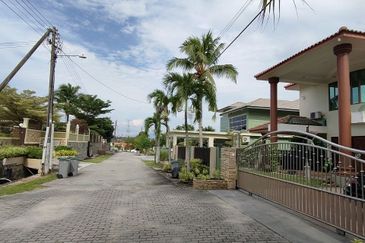 TAMAN TUNKU KURSHIAH SIKAMAT