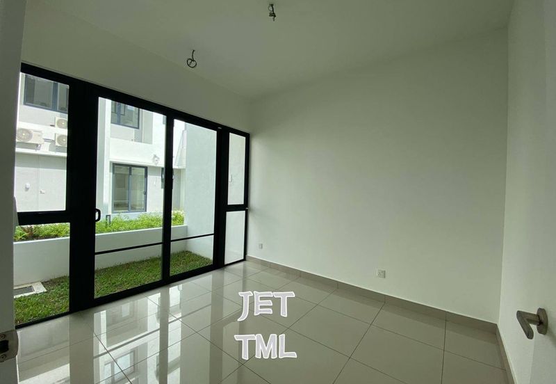 Luxura Residence @ twentyfive.7