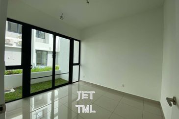 Luxura Residence @ twentyfive.7