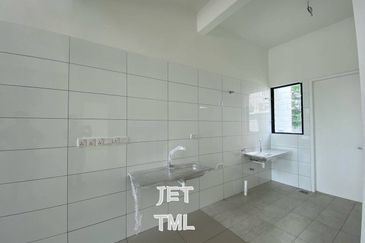 Luxura Residence @ twentyfive.7