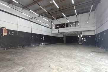 Corner factory with good access to Pasir Gudang Highway