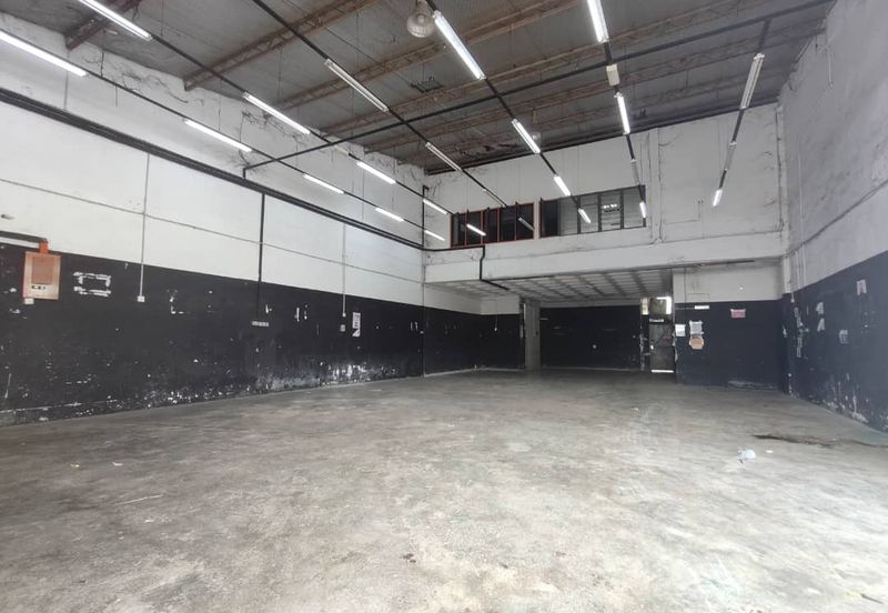 Corner factory with good access to Pasir Gudang Highway