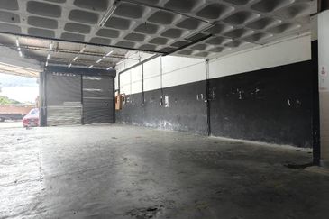 Corner factory with good access to Pasir Gudang Highway