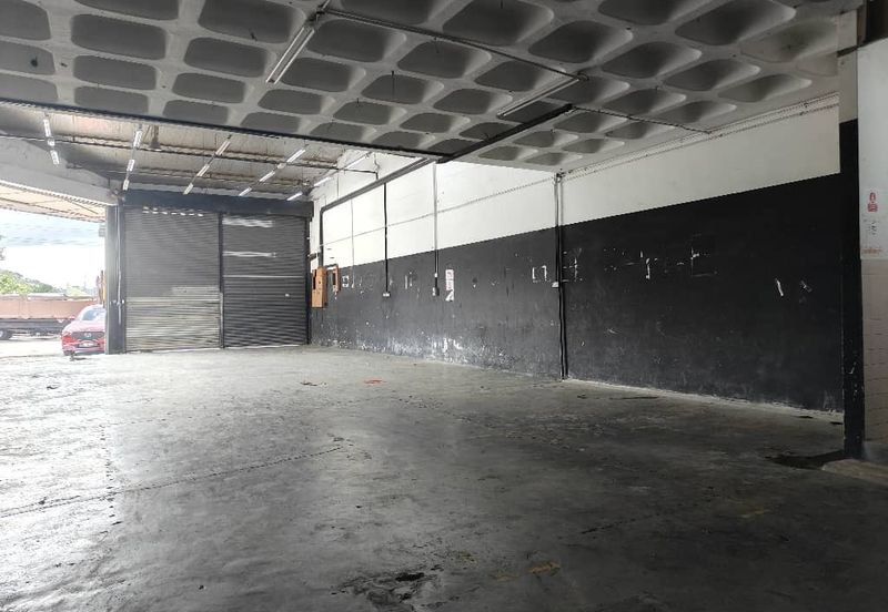 Corner factory with good access to Pasir Gudang Highway