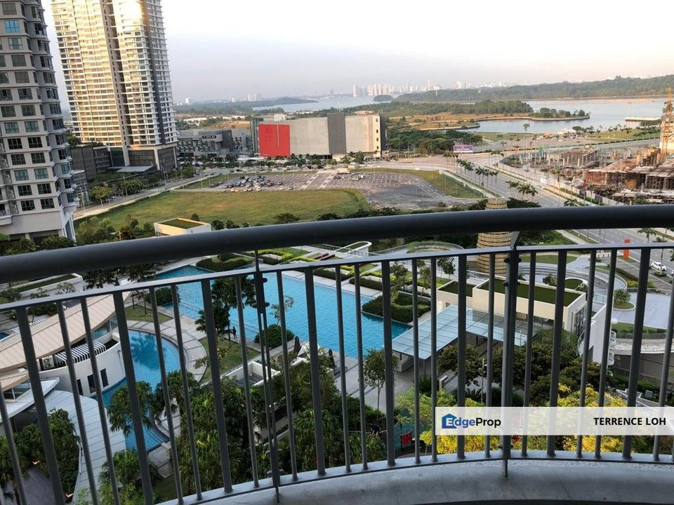 Swimming pool view low floor unit , Johor, 