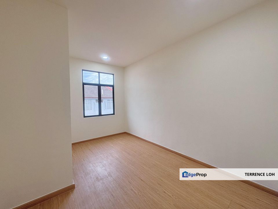 Large built up area with good access to shops and restaurants, Johor, Ulu Tiram