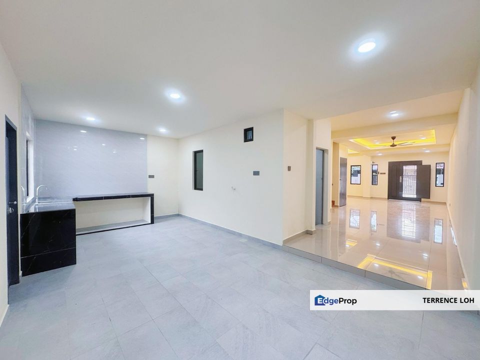 Large built up area with good access to shops and restaurants, Johor, Ulu Tiram