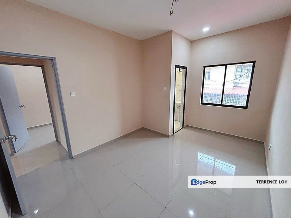 Luxuriously renovated terrace with good access to conveniences, Johor, Johor Bahru