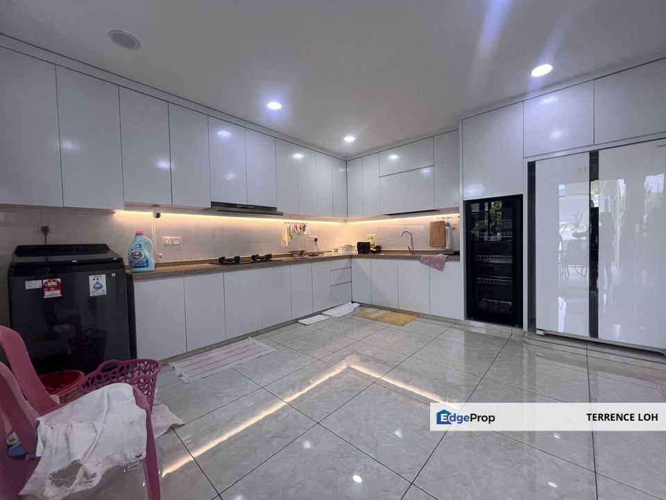 Long driveway with fully renovated condition, Johor, Nusajaya