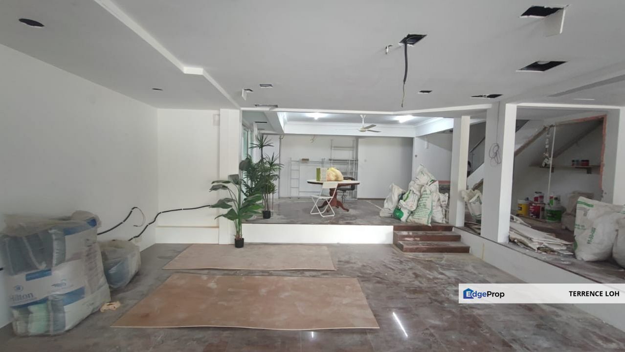 Huge semi D suitable for commercial use, Johor, Johor Bahru