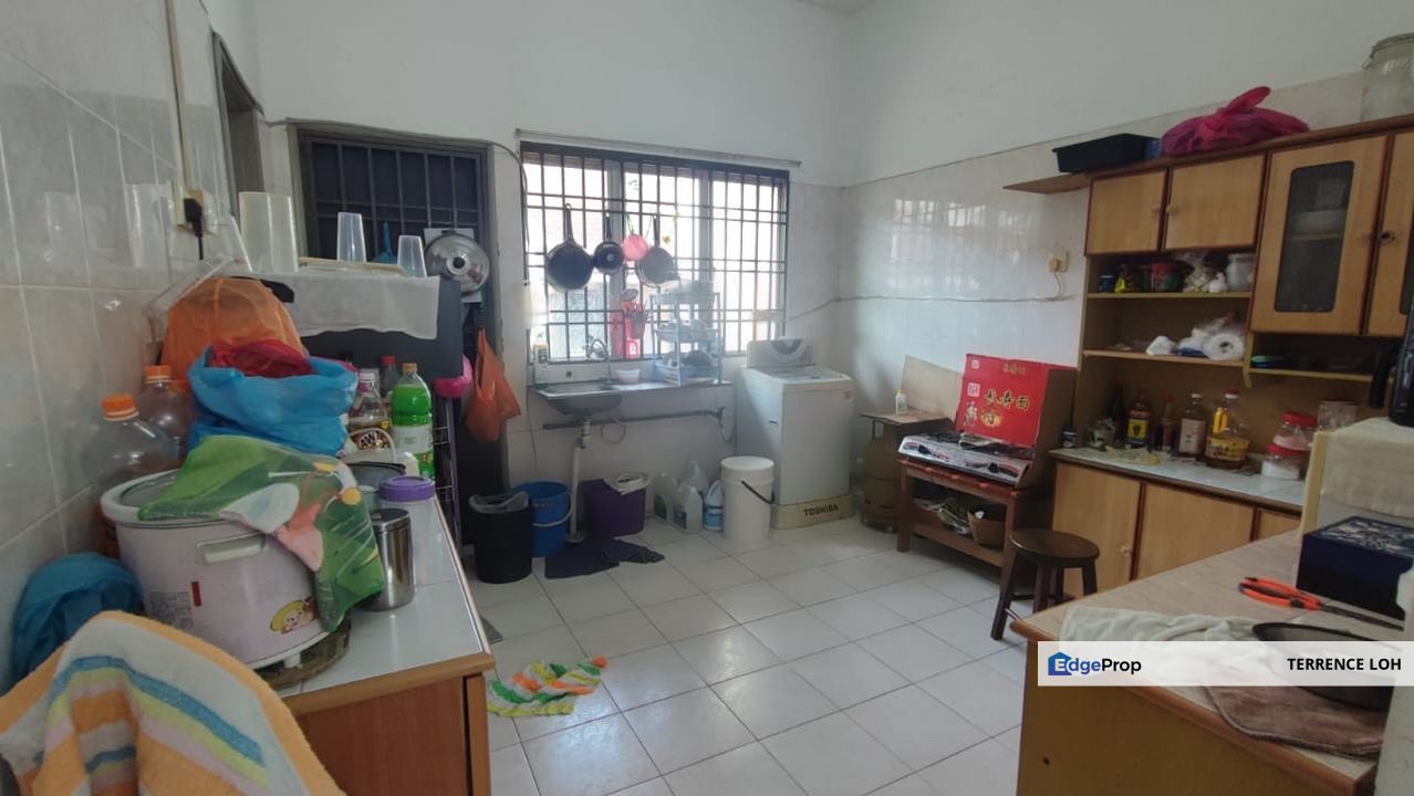 Huge land size with good access to highways , Johor, Skudai