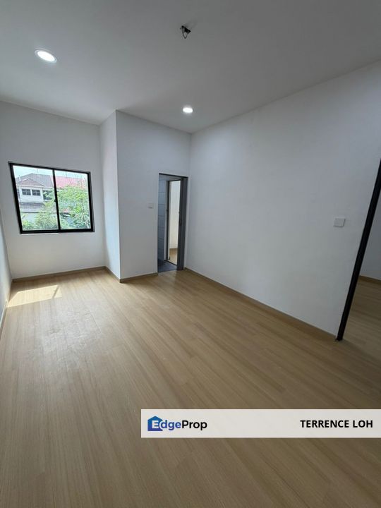 Close nearby to Public Bank & Econsave, Johor, Ulu Tiram