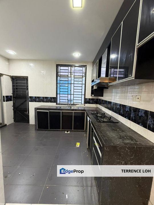 Well maintained end lot within a prime location , Johor, Johor Bahru