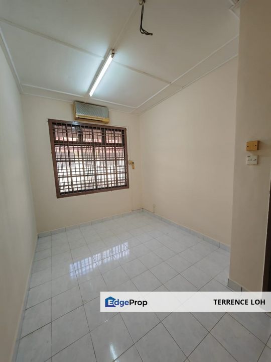 Well maintained terrace house located at matured area, Johor, Ulu Tiram