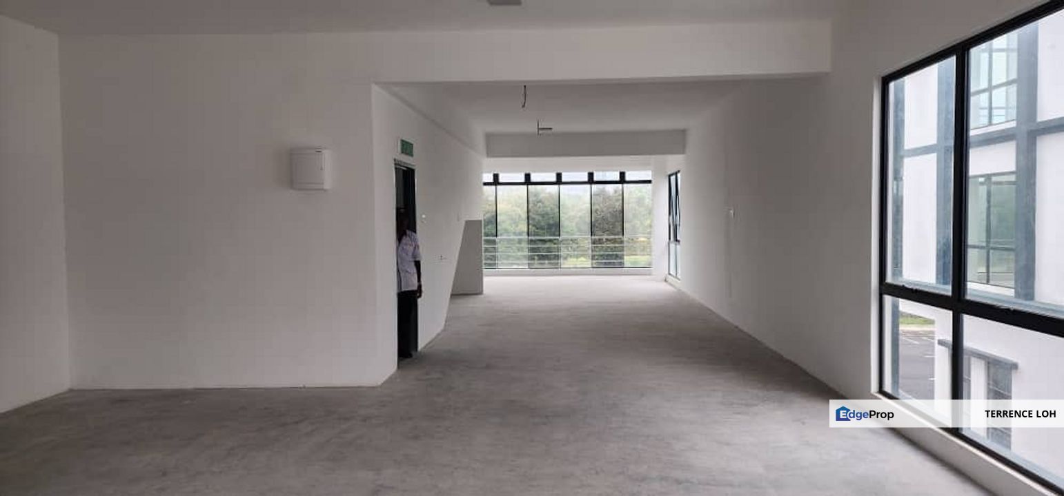 End lot shop facing main road, Johor, Ulu Tiram