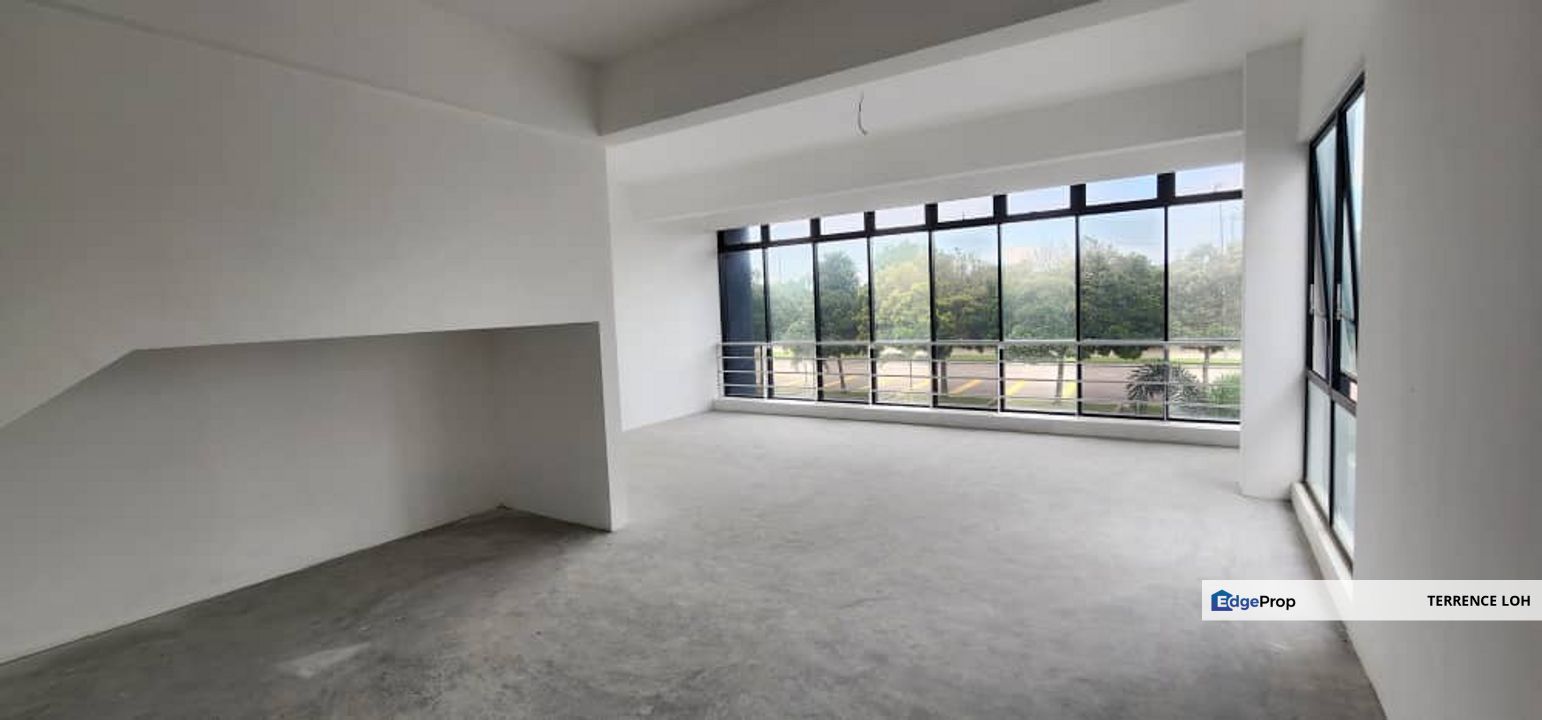 End lot shop facing main road, Johor, Ulu Tiram