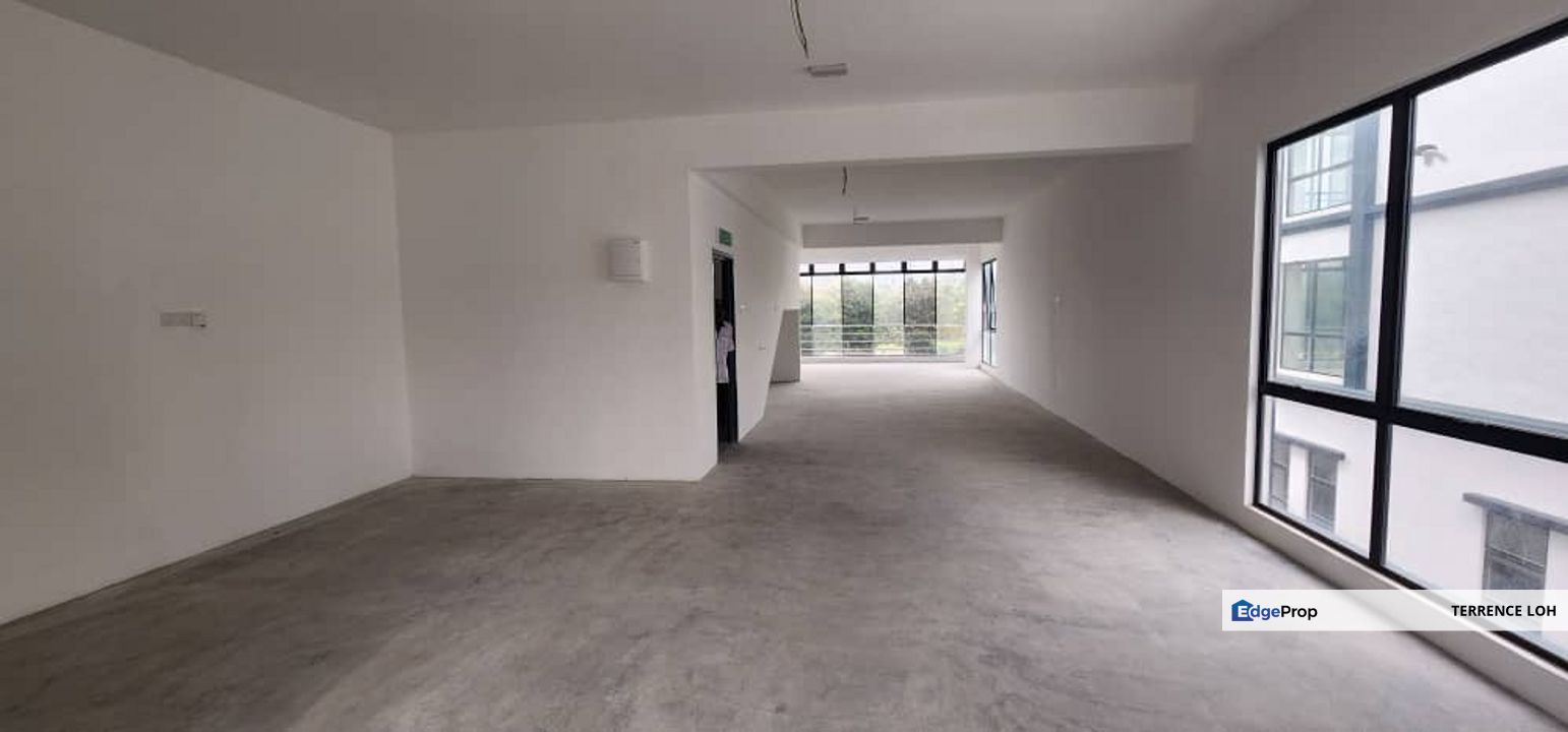 End lot shop facing main road, Johor, Ulu Tiram