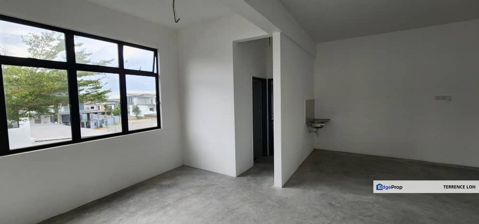 End lot shop facing main road, Johor, Ulu Tiram