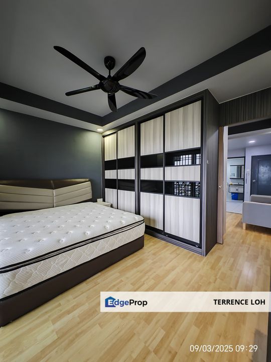 High floor, facing golf , Johor, Plentong