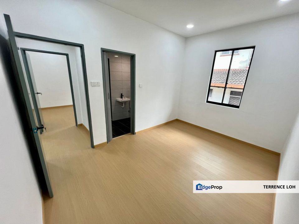 Huge built up semi d at highly matured area , Johor, Johor Bahru