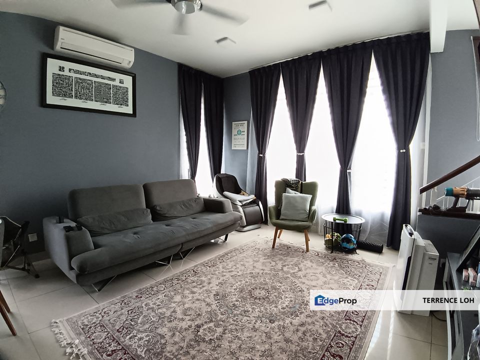 Fully renovated end lot with higher land level , Johor, Masai