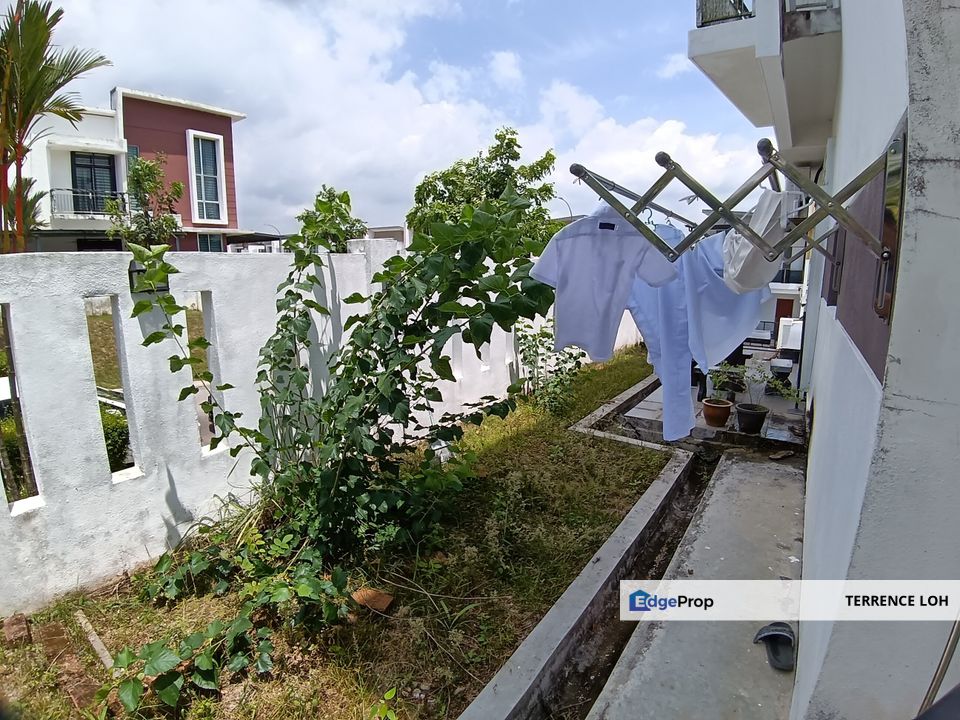 Fully renovated end lot with higher land level , Johor, Masai