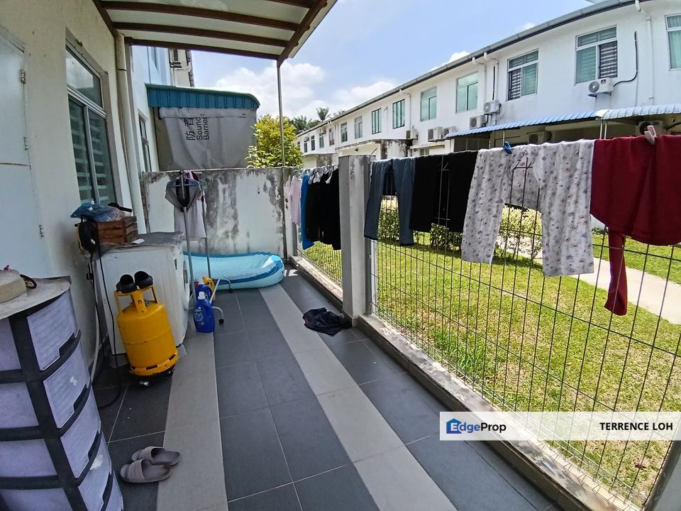 Fully renovated end lot with higher land level , Johor, Masai