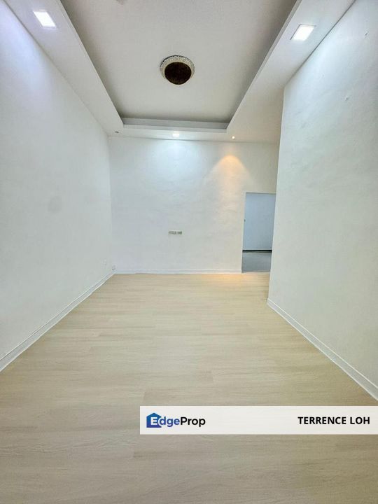 Strategically located end lot terrace house with god access to Pairs Gudang Highway, Johor, Johor Bahru