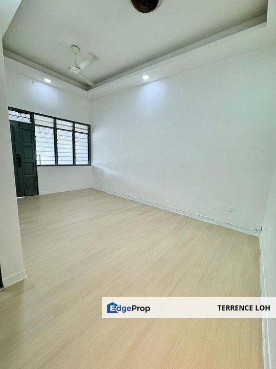 Strategically located end lot terrace house with god access to Pairs Gudang Highway, Johor, Johor Bahru