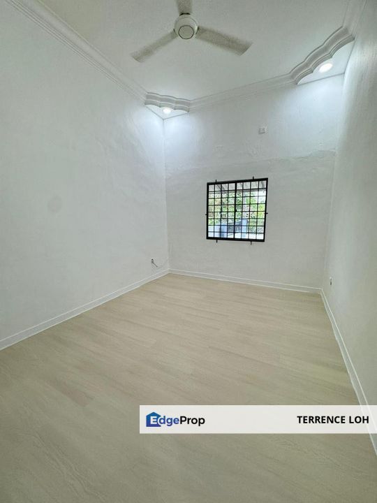 Strategically located end lot terrace house with god access to Pairs Gudang Highway, Johor, Johor Bahru