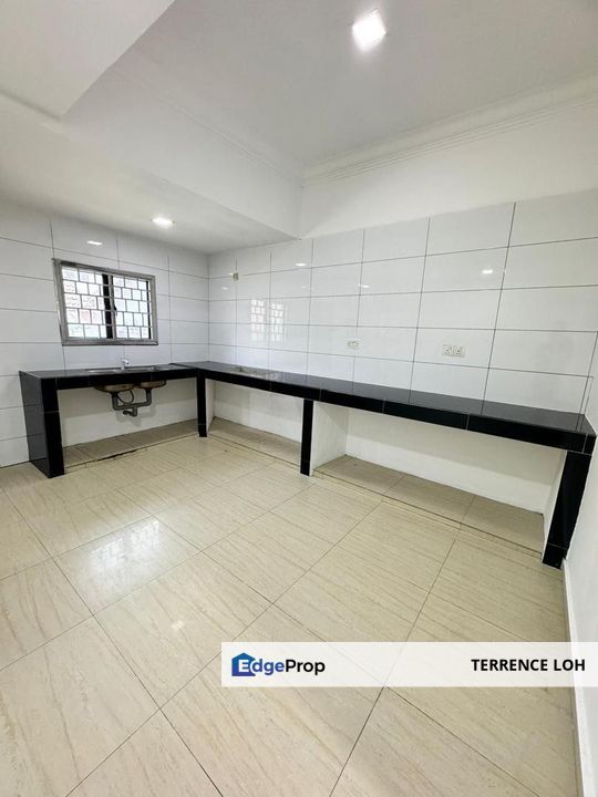 Strategically located end lot terrace house with god access to Pairs Gudang Highway, Johor, Johor Bahru