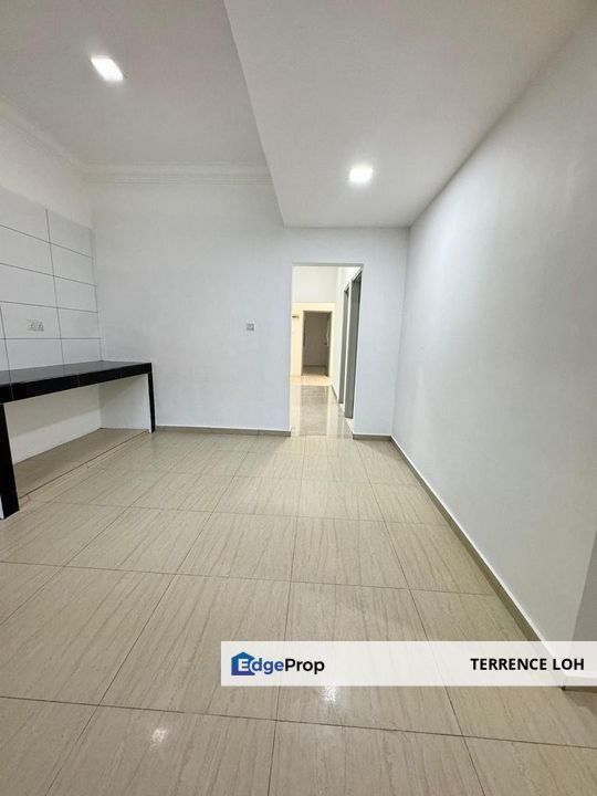 Strategically located end lot terrace house with god access to Pairs Gudang Highway, Johor, Johor Bahru