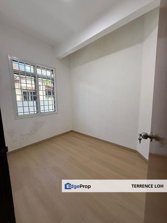 Well suitable for small family, side land attached , Johor, Senai