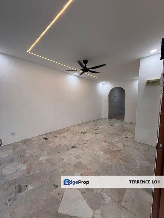 Well suitable for small family, side land attached , Johor, Senai