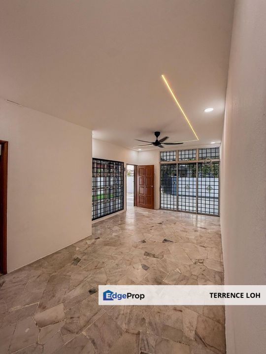 Well suitable for small family, side land attached , Johor, Senai