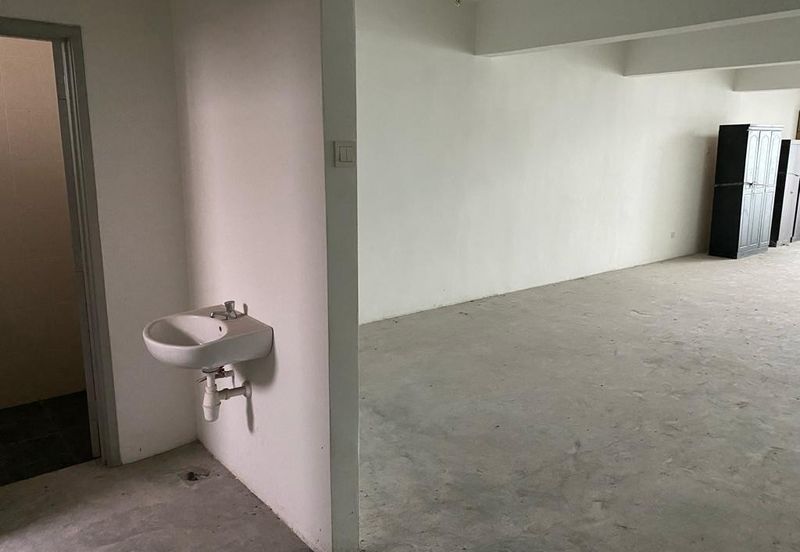 3 storey shoplot at Perdangangan Danga Utama