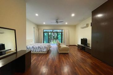 Corner, unblocked golf view bungalow 