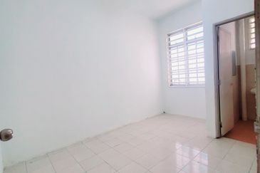Double storey Terrace at Taman Teluk Kumbar Height for sale and rent